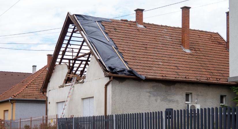 Brutális ítéletidő csapott le Nyugat-Magyarországra: fákat csavart ki a szél, több településen nincs áram - és még nincs vége