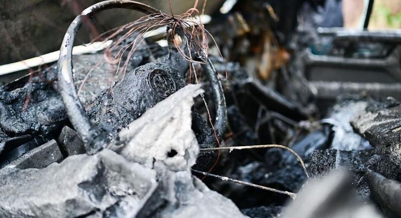 Több száz négyzetméteren pusztítottak a lángok Szolnokon, a tűz terjedését a szél is segítette