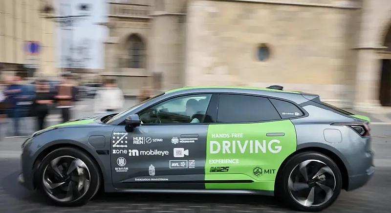Önvezető autók álltak forgalomba Budapest utcáin