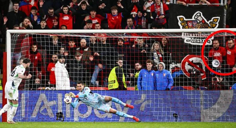 Az írek őrjöngenek és csalást emlegetnek az elbukott a vb-pótselejtező után: "Ez szégyen!" - videó, kép