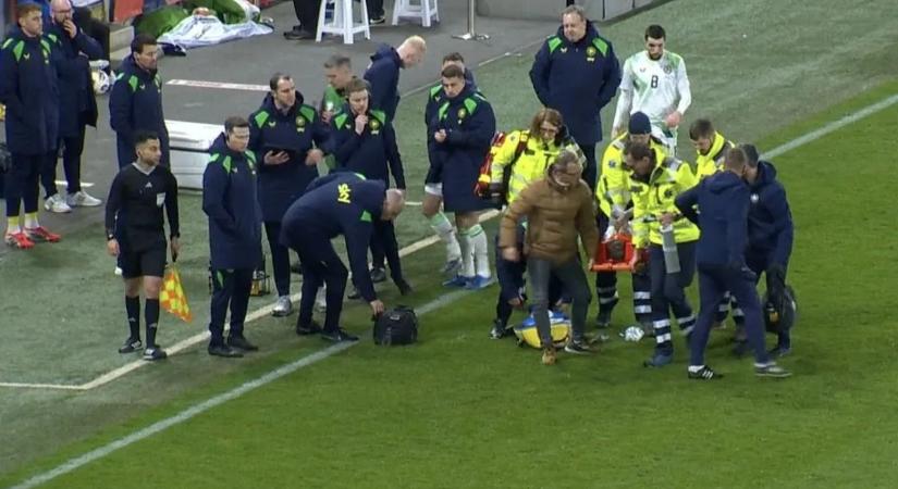 Az ír válogatott magyar származású focistáját hordágyon vitték le a pályáról