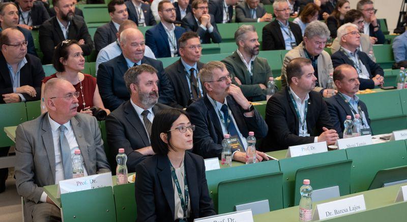 Tíz év múlva már robot fog előadást tartani Debrecenben?