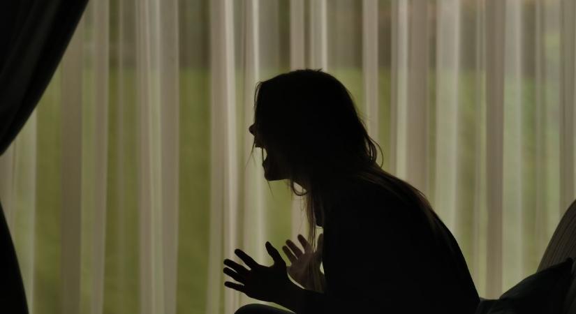 Tört-zúzott az őrjöngő vasi nő, csak úgy röpült a postaláda