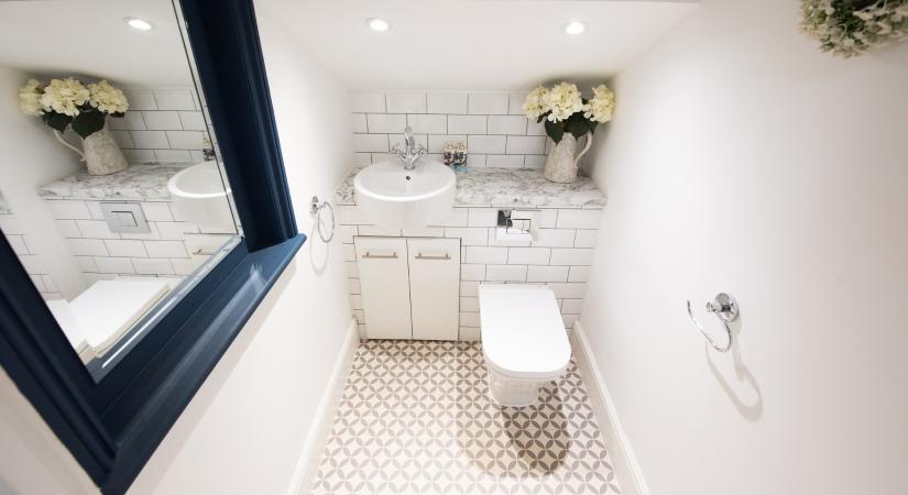 Kicsi, ablaktalan a fürdőszobád? 5 okos dizájntipp, hogy tágasabbnak tűnjön