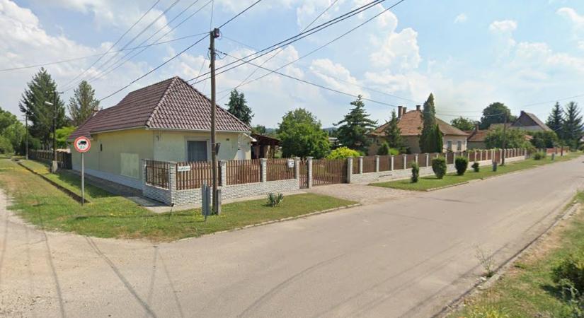 Kerítésnek ütközött egy autó Kazincbarcikán