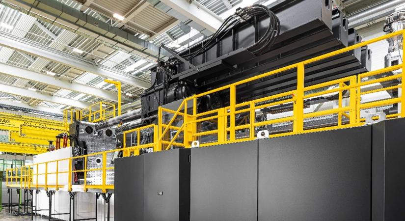 Az ENGEL megépítette a világ legnagyobb fröccsöntő gépét – A duo 12000 US típussal az ENGEL új dimenziókat nyit a költséghatékony alkatrészgyártásban