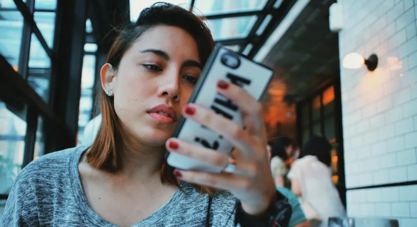 Ebben az országban már személyit kérnek a mobilok