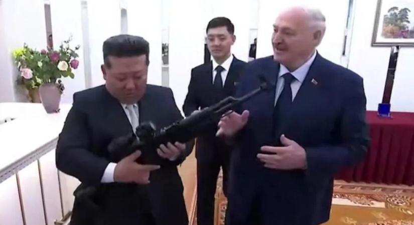 Olyan ajándékot adott Kim Dzsongun kezébe Belarusz elnöke, amivel embert lehet ölni (Videó)