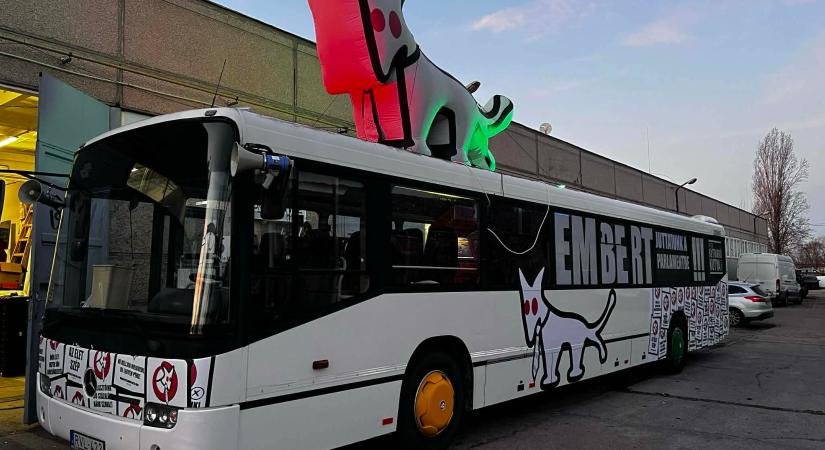 Berettyóújfaluba jön a Magyar Kétfarkú Kutya Párt kampánybusza