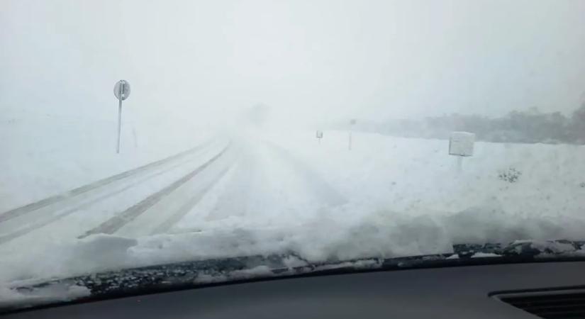 Teljes káosz az utakon – havazás bénítja a közlekedést Boszniában