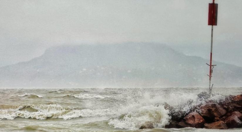 Kifújja a Balatont a szél