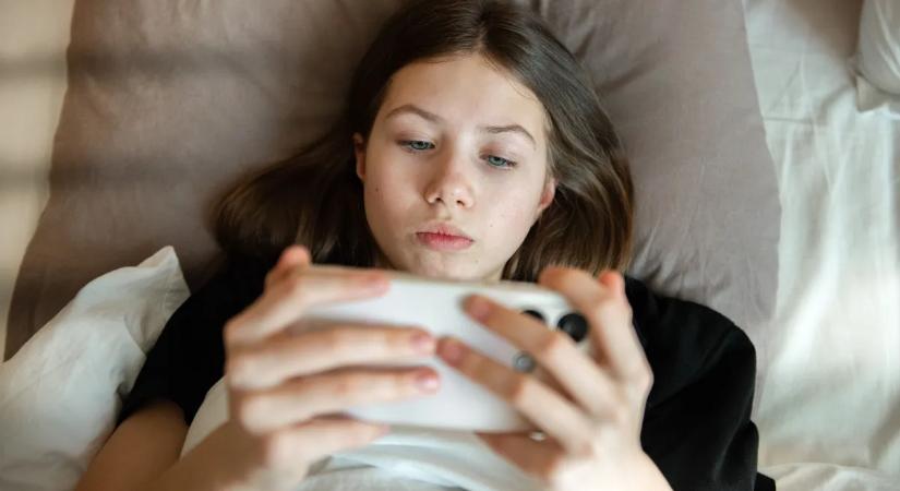 Kísérleti közösségimédia-tiltás a brit kamaszoknál – a magyar szülők is szigorítanának
