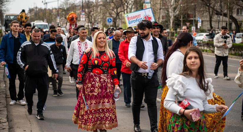 Nem tettek le a parlamenti mandátumról a németek, a roma feliratkozók száma néhány nap alatt több ezerrel nőtt