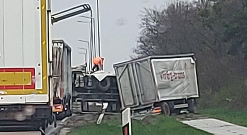 Felborult egy kamion a 84-es főúton