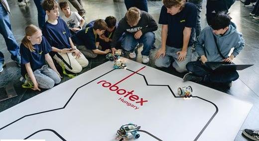 Robotokkal a világot jelentő deszkákra: magyar diákok a szöuli döntőben