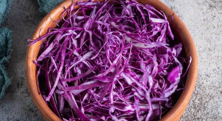 Egyszerű, török lilakáposzta-saláta: friss, ropogós és ízletes