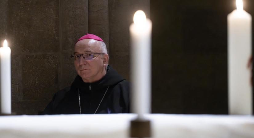 Bocsánatot kért a pannonhalmi főapát, hogy szerepelt egy fideszes kampánykiadványban
