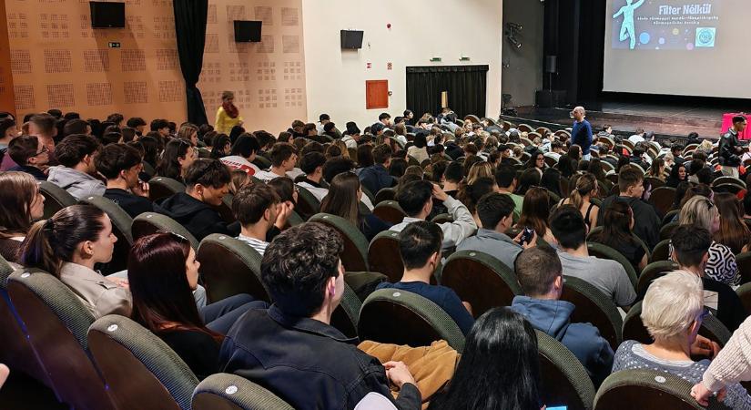 Interaktív bűnmegelőzési programot tartottak középiskolásoknak Szarvason