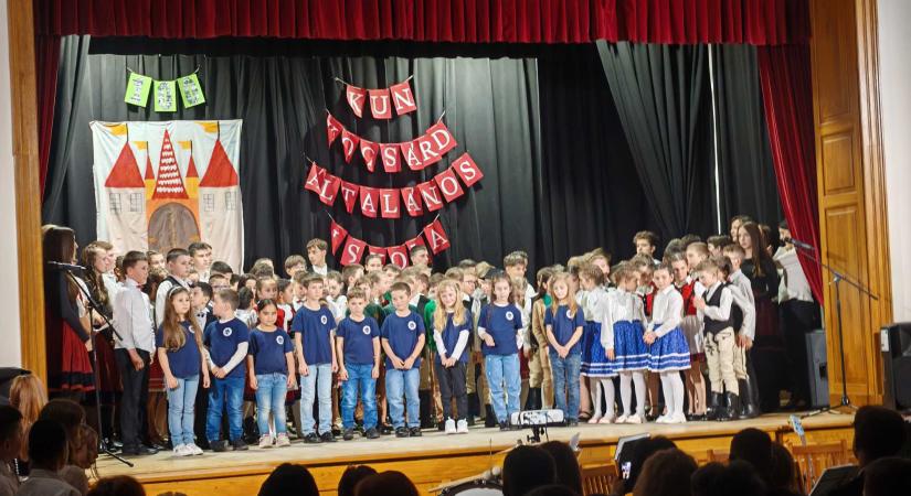 Százéves évfordulót ünnepeltek az ozsdolai iskolában (VIDEÓ)