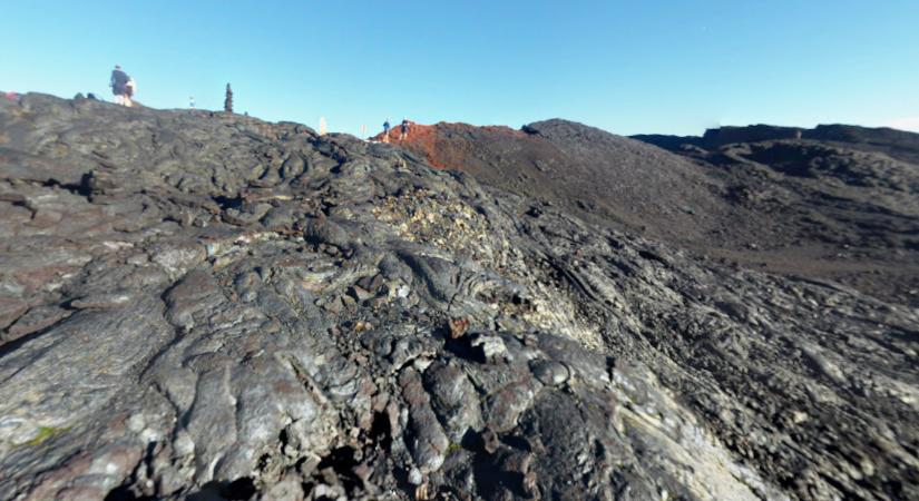 Ott ácsorogtak a turisták, és 200 méterre tőlük zajlott a „földtörténet” – képek