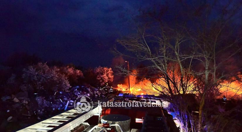 Hulladéktűz Szolnokon: több egység is a helyszínre vonult