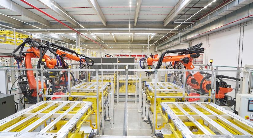 A Škoda új akkumulátorrendszer-összeszerelő csarnokot nyit meg, amellyel a Volkswagen Csoport legnagyobb BEV akkumulátorrendszer-gyártójává és villamosítási stratégiájának alapvető pillérévé válik