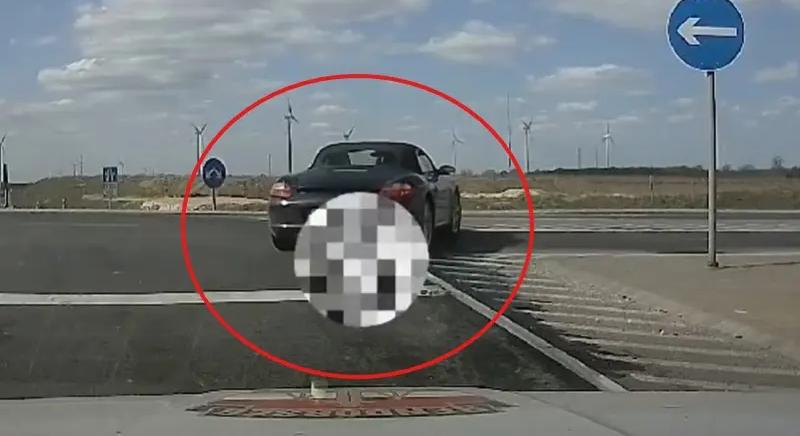 Nem zavarta a mögötte érkező rendőrautó: figyeld, mit művelt a sportkocsi sofőrje!
