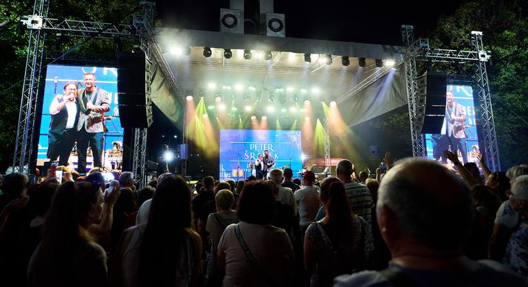 Mesterhármassal születésnapozik a Zeneexpressz