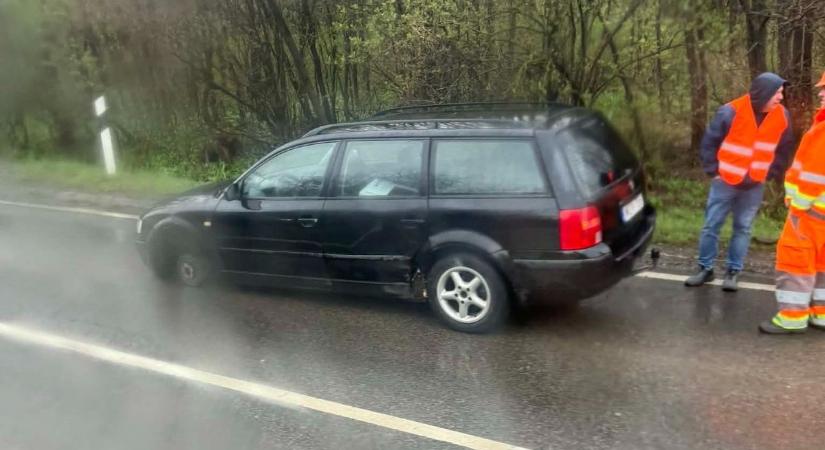 Rejtélyes baleset: mi történt az úton, ahol az autó kereke hiányzik?