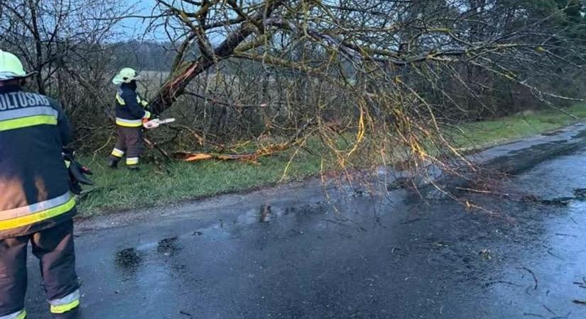 Továbbra is másodfokú riasztás van érvényben, a szakemberek megállás nélkül dolgoznak