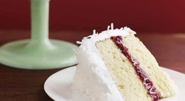 Álomszép kókusztorta: lekvár kerül a puha tésztalapok közé