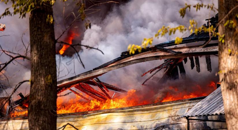 Kigyulladt egy lakatlan jánoshalmi ház, Kiskunhalasról is érkezett segítség az oltáshoz