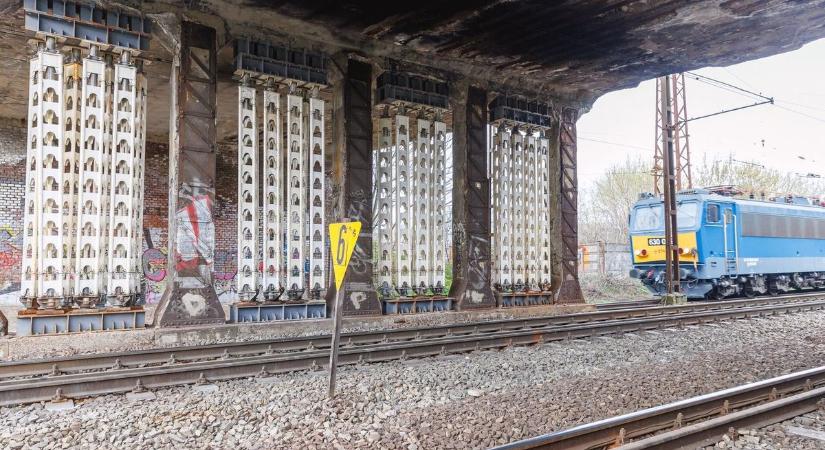 Aládúcolták a Vágóhíd utcai felüljárót Debrecenben – továbbra is érvényben marad a súlykorlátozás