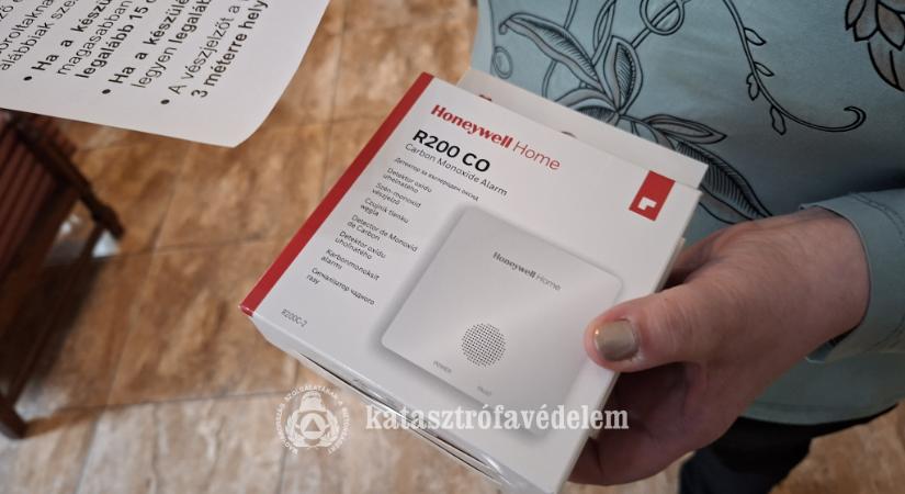 Szén-monoxid-érzékelőket adományozott a katasztrófavédelem a vakok és gyengénlátók egyesületének
