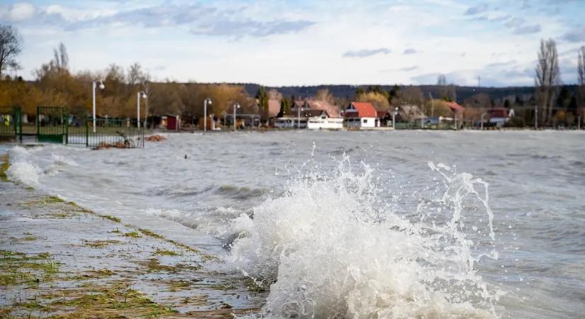Megőrült az időjárás: brutális széllökéseket mértek a Balatonnál