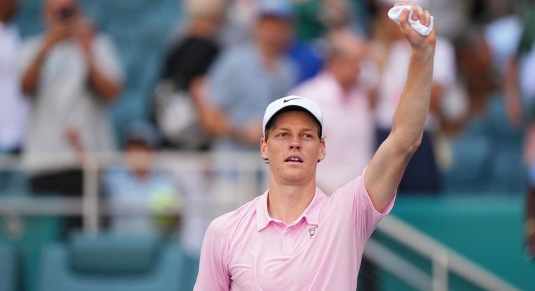 Két győzelemre Jannik Sinner a bravúrtól, amire legutóbb Roger Federer volt képes