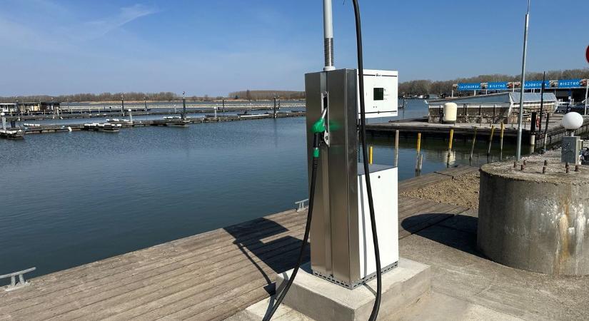 Kikötői töltőállomást építettek ki a Tisza-tónál – mutatjuk, ki veheti igénybe a szolgáltatást