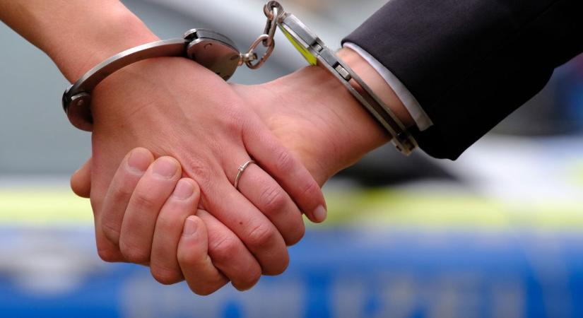 Rémálom a hétvégi lagzin: tömegverés volt és egy fegyver is előkerült