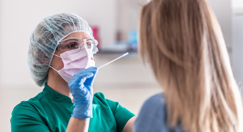 Egyre jobban terjed az új Covid-variáns, aminek van egy aggasztó tulajdonsága