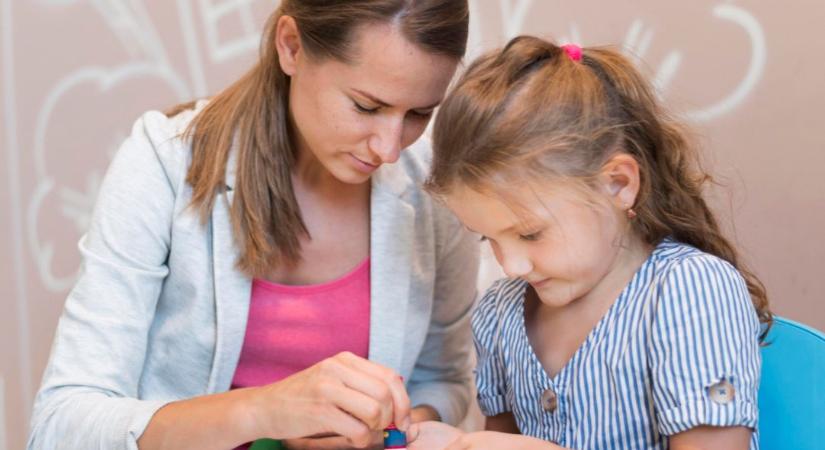 Sztrájkot hirdettek az oktatást segítő dolgozók