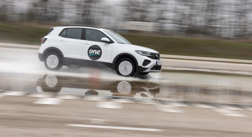 Minden negyedik sofőr mobilozik a volán mögött