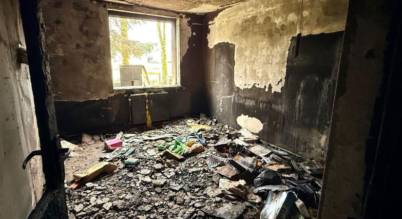 Egy töltő tette tönkre az életüket: kétgyermekes család maradt fedél nélkül