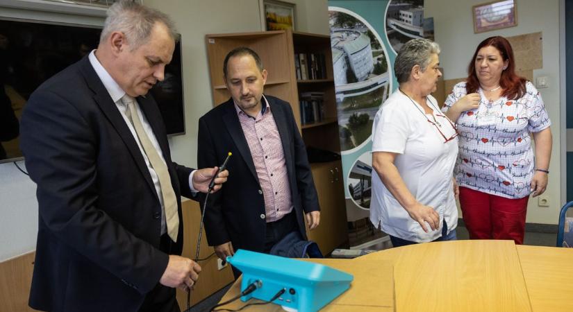 Csúcstechnológia érkezett Tatabányára – ritka orvosi eszköz a kórházban