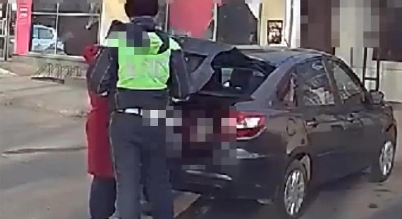Nem semmi, mit találtak a rendőrök egy autó csomagtartójában – videó