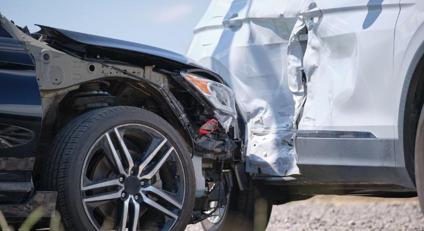 Két autó karambolozott Szentesen, a tűzoltók a helyszínen végzik a műszaki mentést