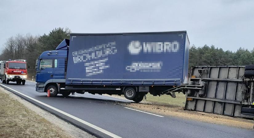 A 8-as főút egy vasi szakaszán is baleset történt - teljes szélességében lezárták