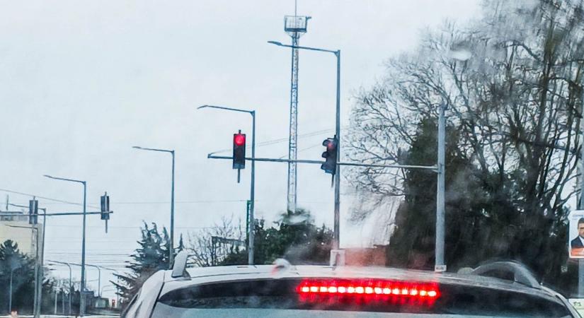 Nem látni, mit mutat a lámpa: elforgatta a szél a jelzőlámpákat Szombathelyen