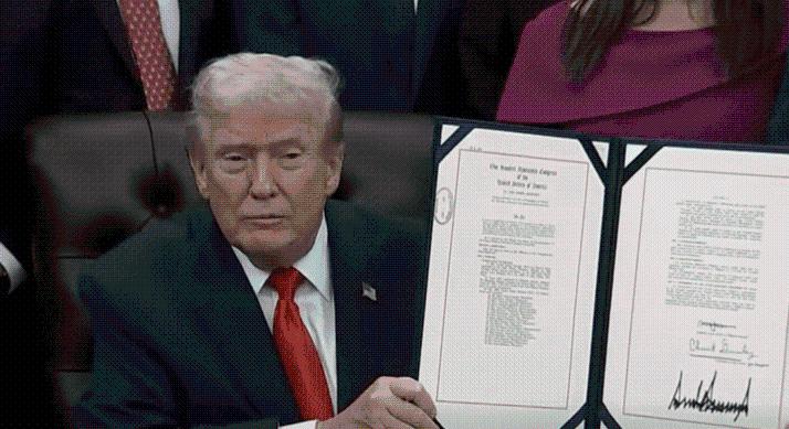 Történelmi döntés született – Trump aláírása felkerül az amerikai bankjegyekre