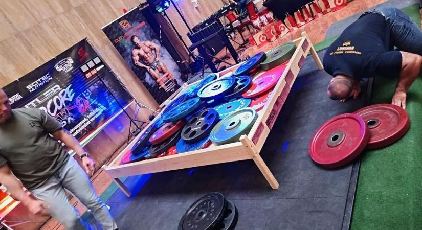 Az év ágyjelenete Miskolcon: 100-an nézték premier plánból, ahogy ezt kibírja