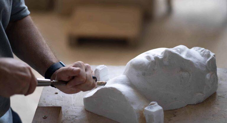 Különleges, féltonnás márványszobrot emeltek a Bitcoin tiszteletére